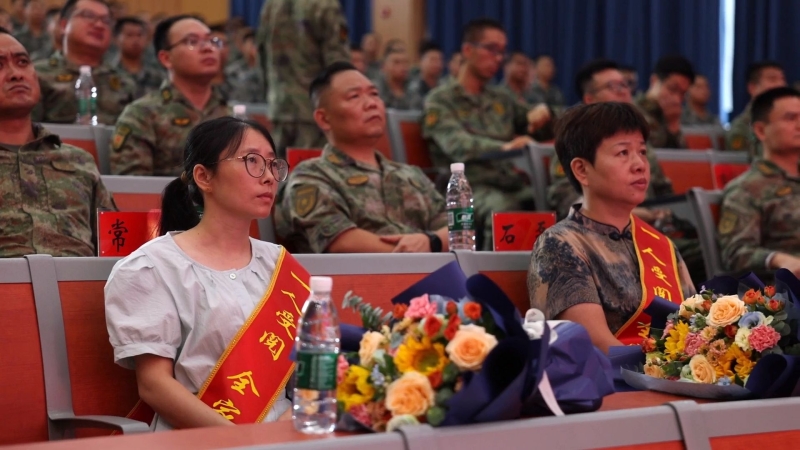 感受阅兵盛况 誓言强我国防