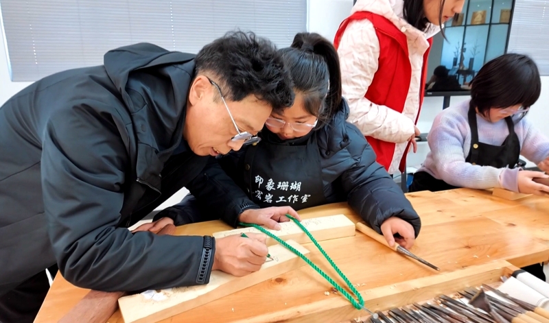 木雕非遗进校园 润泽童心传匠心